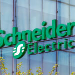Rueil-Malmaison, France - 13 août 2023: Enseigne et logo sur le siège social de Schneider Electric, multinationale française spécialisée dans l'automatisation numérique et la gestion de l'énergie